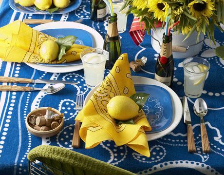 réglage de la table avec des accessoires bleus jaunes et blancs