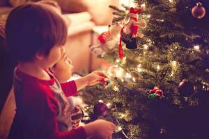 Психолог утверждает, что гирлянды на рождественской елке могут изменить ваше настроение