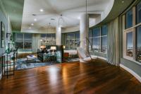 Penthouse LA 'Mansion in the Sky' milik Matthew Perry Dijual Hanya Turun $8 Juta