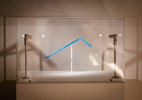 런던 디자인 박물관에 설치된 이케아의 마지막 빨대 - 일회용 플라스틱
