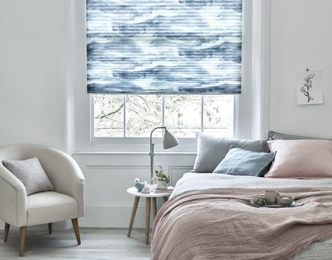 cortinas plissadas azuis onduladas no quarto, da bela coleção da casa em hillarys