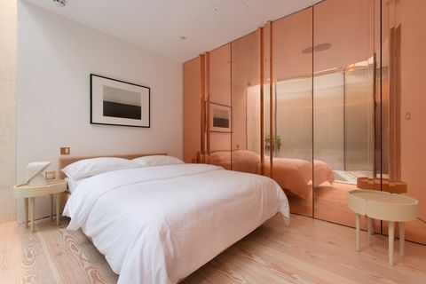 銅製の鏡付きワードローブ付きのベッドルーム
