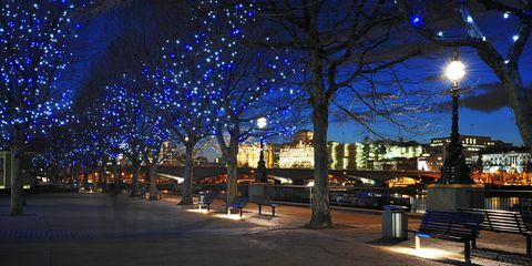 Blau, Beleuchtung, Strom, öffentlicher Raum, Weihnachtsdekoration, Straßenlaterne, Stadt, Bank, Licht, Majorelle blau, 