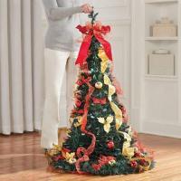 Diese Pop-Up-Weihnachtsbäume sind vollständig dekoriert und benötigen nur 60 Sekunden zum Aufstellen