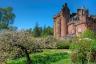 Skotský hrad se 16 ložnicemi je na prodej se dvěma neobydlenými ostrovy