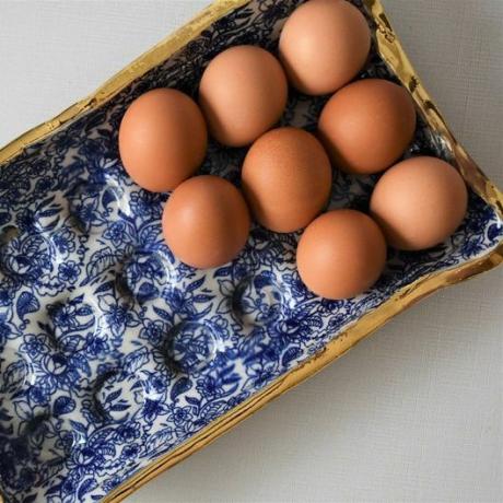 ლურჯი და ოქროსფერი კერამიკული კვერცხის უჯრა