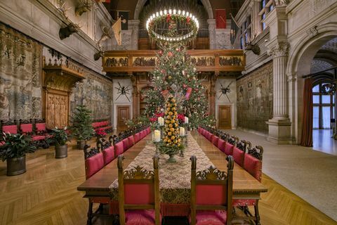 hiiglaslikult kaunistatud jõulupuu Biltmore'i majas