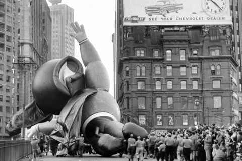 Der mächtige Mausballon entleert sich am Columbus Circle