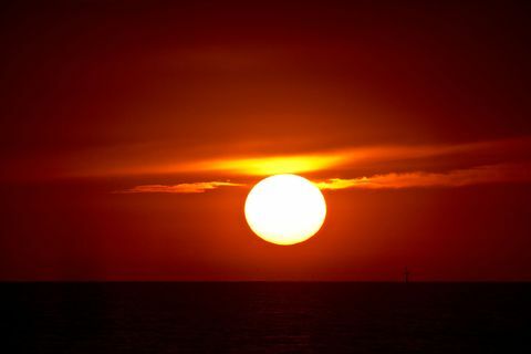 Slnko, západ slnka, žltá, atmosféra, astronomický objekt, súmrak, červená obloha ráno, východ slnka, dosvit, červená, 