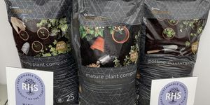 chelsea gėlių paroda 2022 metų tvarus sodo produktas, durpių neturintis John Innes komposto asortimentas, sukurtas Dobbies sodo centrų