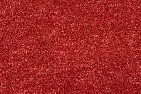Tuvā un spilgti sarkanā paklāja tuvplāna attēls