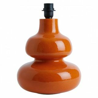 Оранжева извита основа от керамична настолна лампа
