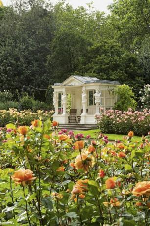 버킹엄 궁전 정원이 새 책에서 공개되었습니다.