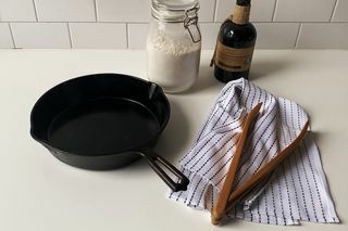 очистити і заправити чавунну сковороду