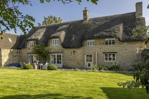 cottage con tetto in paglia in vendita nel Warwickshire