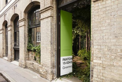 „Airbnb“ ir „Pantone“ bendradarbiavo „Outside In“ namuose Londone.