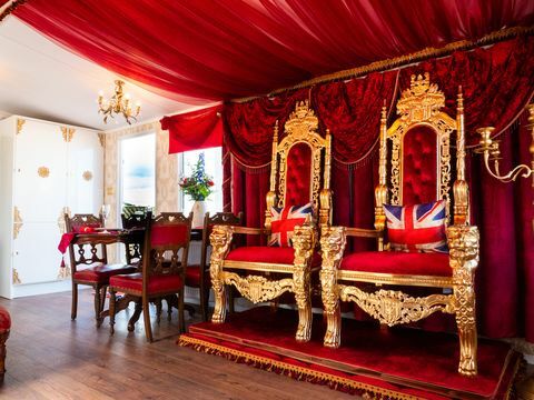 кадифено червени и персонализирани златни тронове