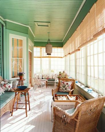 con mosquitero en el porche con techo pintado de verde