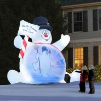 Możesz wyświetlać wideo na tym nadmuchiwanym trawniku Frosty the Snowman