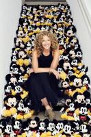 Kelly Hoppen bringt Disneys Mickey-Mouse-Kollektion für Tapeten, Teppiche und Bettwäsche auf den Markt