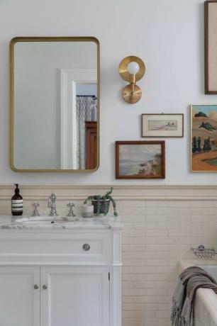 욕실, 지하철 타일, 흰색 싱크 캐비닛, 대리석 조리대, 수도꼭지, 욕실 벽 예술