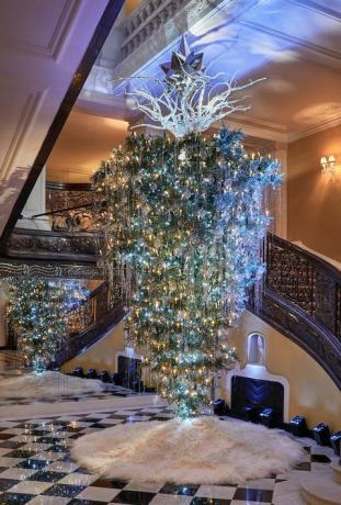 קלרידג'ס חשפה השנה את עץ חג המולד המעוצב של אגדת האופנה קרל לגרפלד.