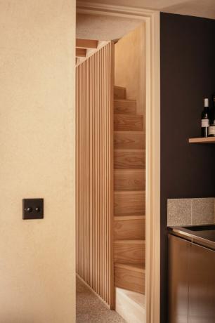 L'architetto Nimtim ha progettato la tromba delle scale moderna della casa
