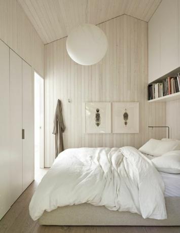 спалня, бяло спално бельо, дървени плочи