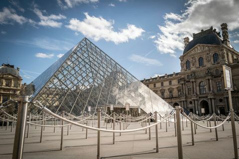 Франция сталкивается с коронавирусом Лувр вновь открывает коронавирус