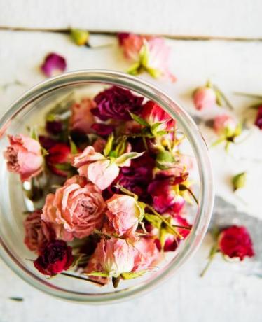 Tørrede rosenblade i en glasbeholder