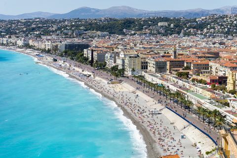 Sahil şeridi ve plaj ile şehir manzarası, Nice, Cote dAzur, Fransa