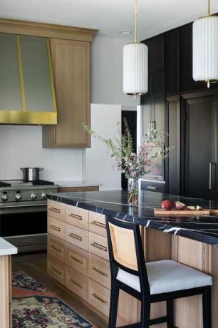schwarz-weiße Küche mit Metallhaube