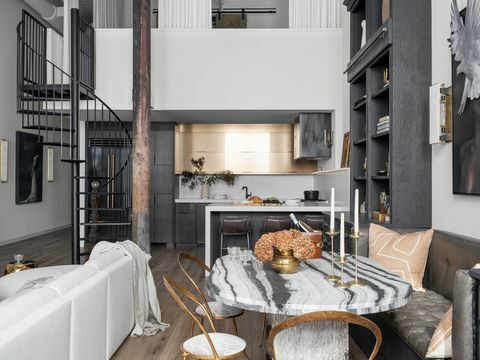 schwarzes und graues Wohnzimmer mit Messingakzenten