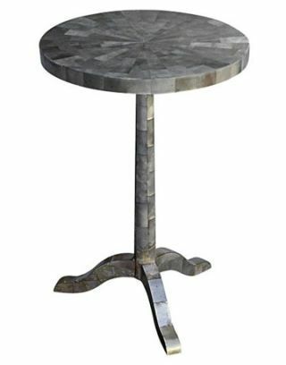 dřevěný stůl