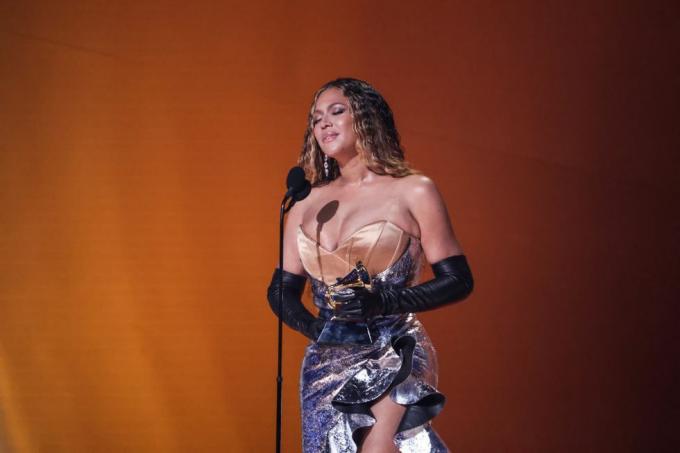 Los Angeles, Kalifornija, 5. februar Beyonce sprejme nagrado za najboljši album plesne elektronske glasbe za renesanso na odru med 65. podelitev nagrad grammy v cryptocom areni 5. februarja 2023 v los angelesu v kaliforniji fotografija robert gauthier los angeles times prek gettyja slike