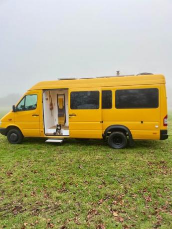 mulher transforma microônibus antigo em elegante van de acampamento