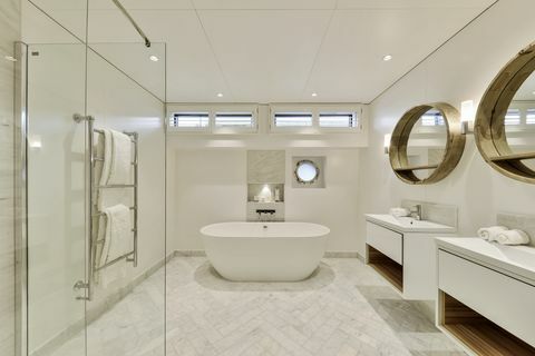 Moderne badkamer met monochrome tegels