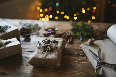kahverengi ahşap masa üzerinde el yapımı Noel hediyesi