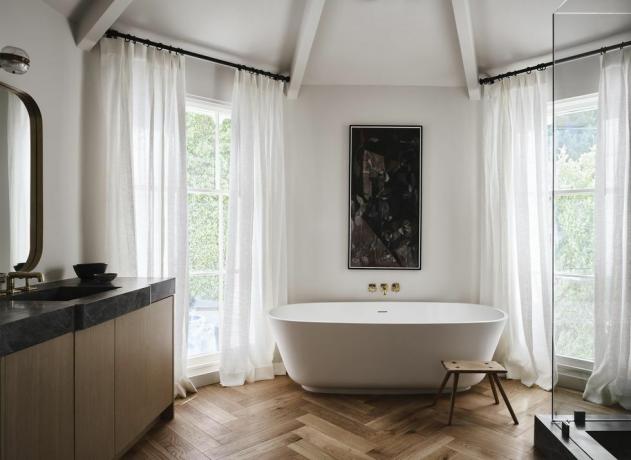 バスルーム、独立型バスタブ、床から天井までの窓、カーテン