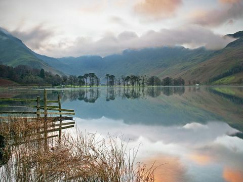 όμορφα τοπία του φθινοπώρου: λίμνη βουτυρένιο, Cumbria, Αγγλία