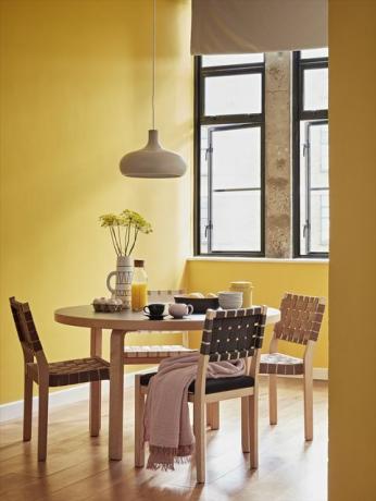 sala da pranzo con pareti color senape