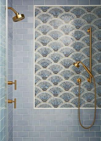 baño con azulejos azules