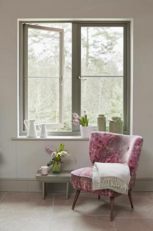 Růžová květinová židle dřevěná okenní aliance