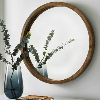 Lehké zrcadlo s dřevěným rámem