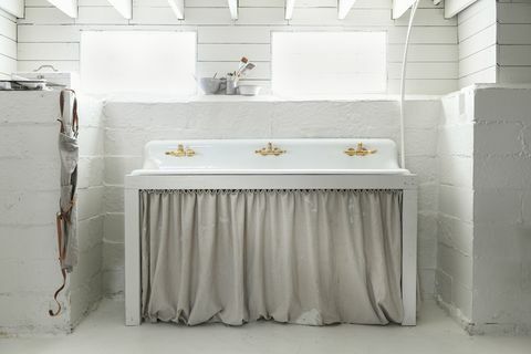 लीन फोर्ड इंटीरियर द्वारा डिजाइन किया गया एक कपड़े धोने का कमरा