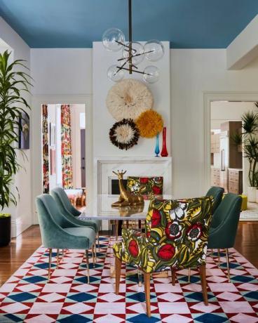 vzorový koberec, růžový koberec, zelená židle, barevný pokoj, vzor látky