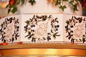 Königliche Hochzeit: Prinzessin Eugenies Herbstthema aus rotem Samt und Schokoladenkuchen ist wunderschön