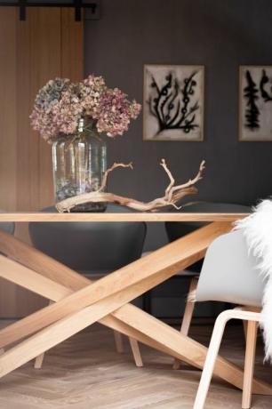 ruang makan, meja makan kayu dengan kaki menyilang dari kayu, kursi biru dengan karpet kulit domba