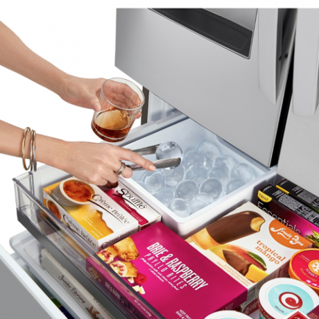 Freezer LG ini membuat bola es bartender dalam jumlah besar.