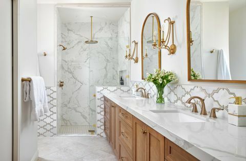 kopalnica, bela kopalnica, marmorni pult, lesene omare